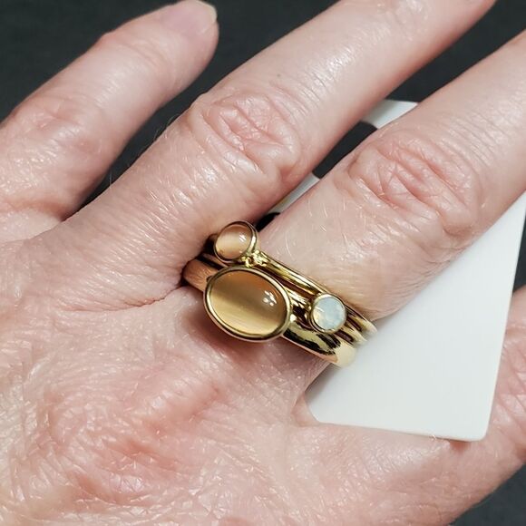 Unbranded Jewelry - Gold tone stackable ring set Size 6 three ring set